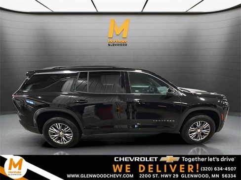 Used 2025 Chevrolet Traverse LT image 1