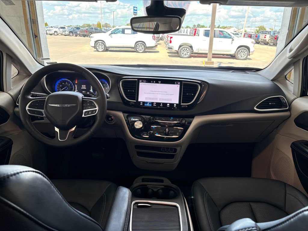 Used 2024 Chrysler Pacifica Touring-L FWD image 19