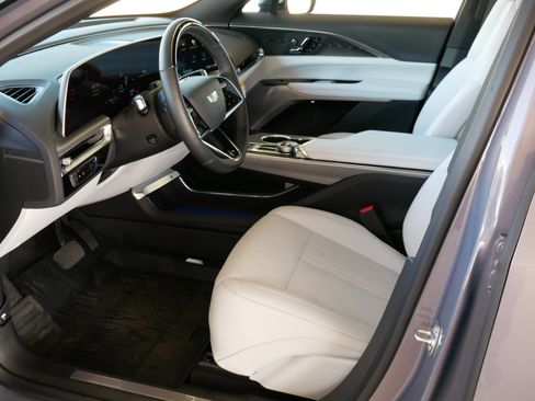 Used 2025 Cadillac Lyriq Luxury image 4