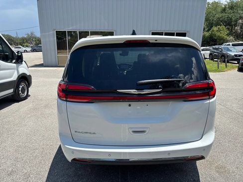 Used 2023 Chrysler Pacifica Touring-L FWD image 8