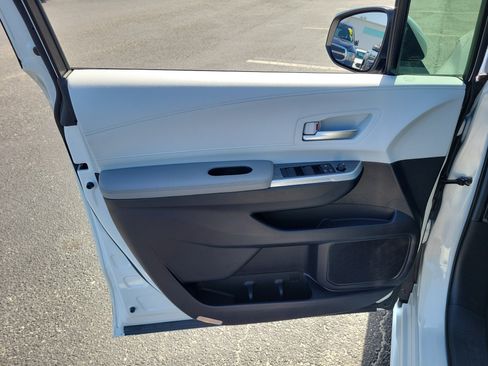 Used 2025 Toyota Sienna XLE FWD image 21