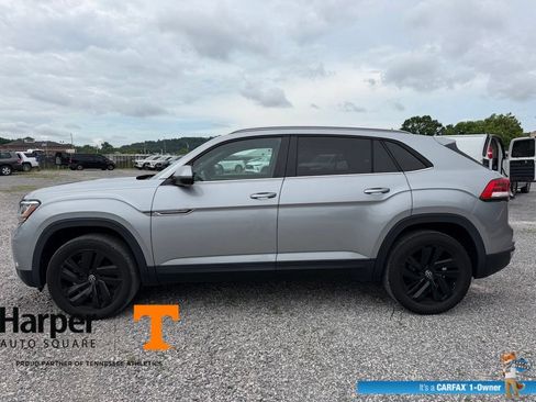 Used 2022 Volkswagen Atlas Cross Sport SE w/ Panoramic Sunroof Package FWD image 2