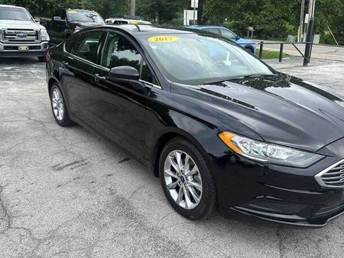 Used 2017 Ford Fusion SE FWD image 2
