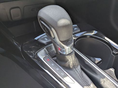 Used 2025 Chevrolet Trax LT w/ LT Convenience Package FWD image 17