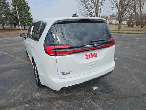 Used 2024 Chrysler Pacifica Touring-L FWD image 3