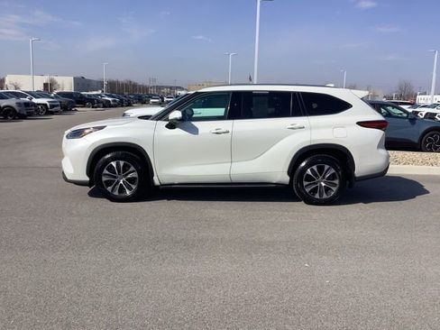 Used 2021 Toyota Highlander XLE AWD/4WD image 8