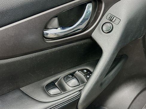 Used 2016 Nissan Rogue S AWD/4WD image 15