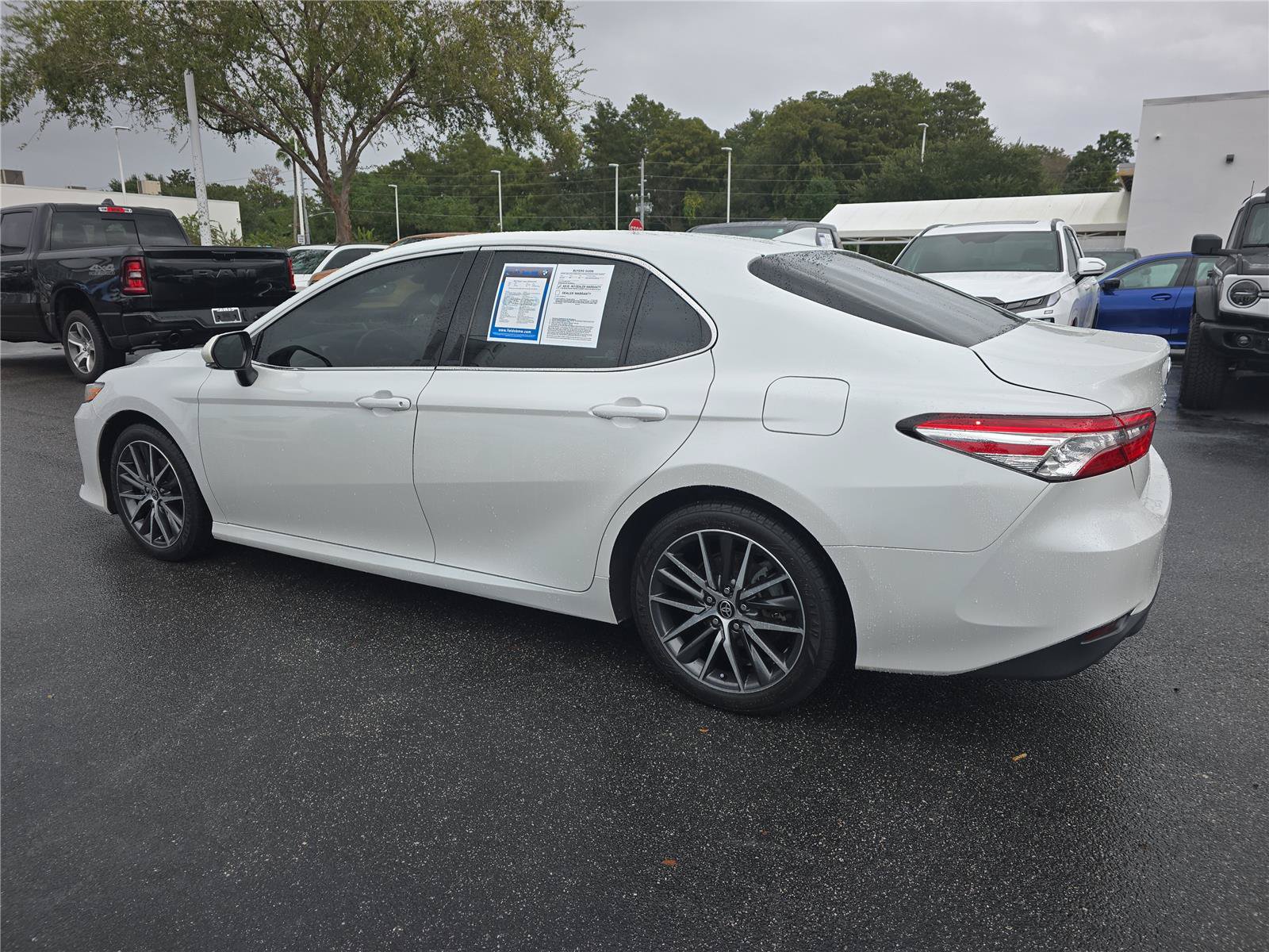 Used 2022 Toyota Camry XLE w/ Navigation Upgrade Package FWD image 5