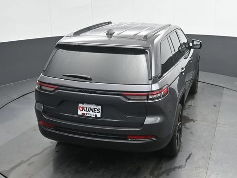 Used 2025 Jeep Grand Cherokee Altitude AWD/4WD image 30