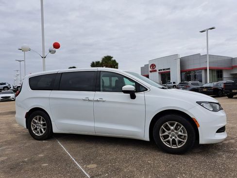 Used 2023 Chrysler Voyager LX image 3
