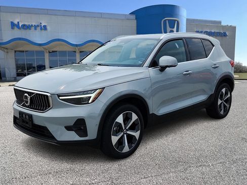 Used 2024 Volvo XC40 B5 Plus w/ Climate Package AWD/4WD image 2