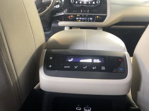 Used 2024 Nissan Pathfinder SV image 14