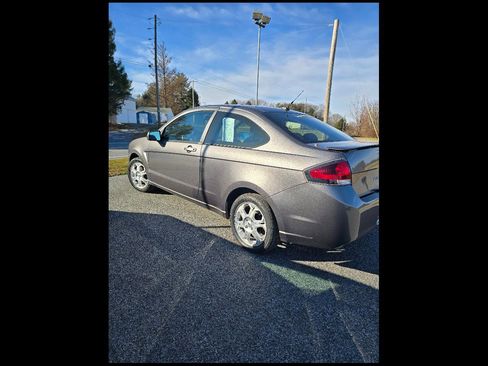 Used 2010 Ford Focus SE image 2