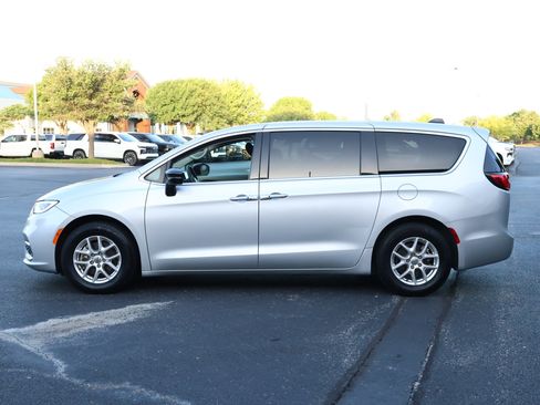Used 2024 Chrysler Pacifica Touring-L FWD image 34
