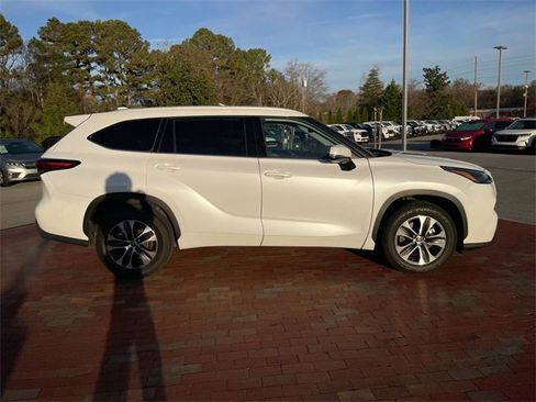 Used 2022 Toyota Highlander XLE image 37
