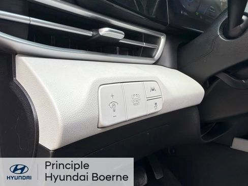 Used 2022 Hyundai Elantra Limited FWD image 21