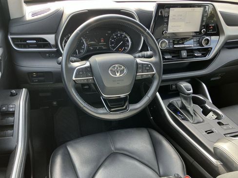 Used 2021 Toyota Highlander XLE image 15