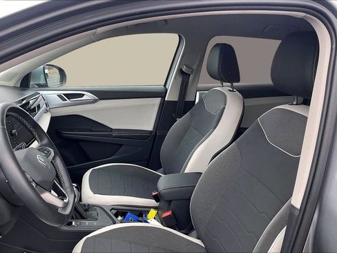 Used 2025 Volkswagen Taos SE FWD image 24