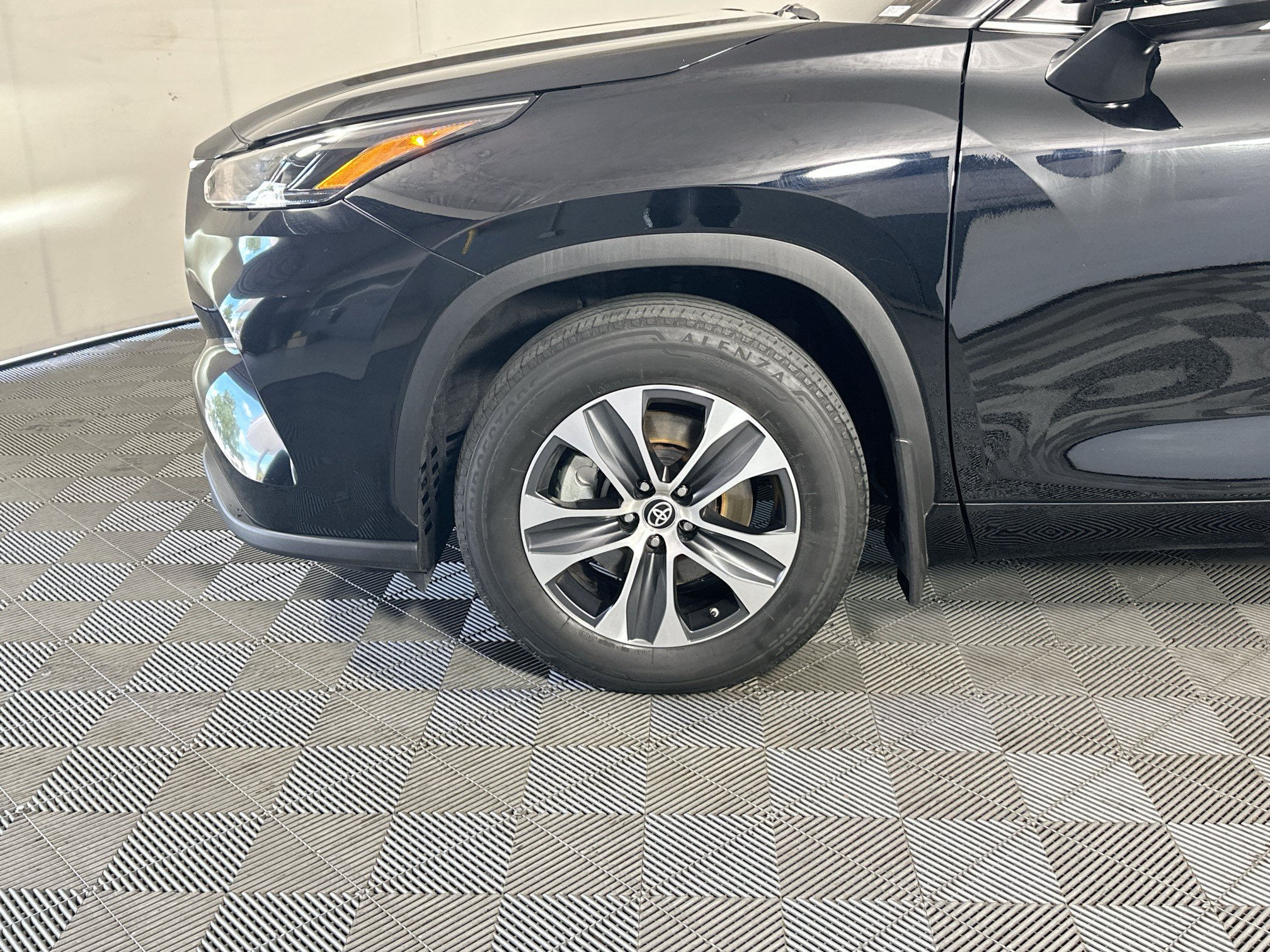 Used 2024 Toyota Highlander XLE FWD image 11