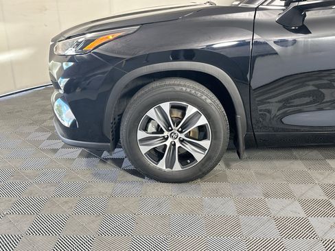 Used 2024 Toyota Highlander XLE FWD image 11