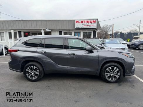 Used 2022 Toyota Highlander XLE image 2