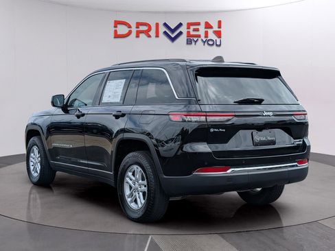 Used 2024 Jeep Grand Cherokee Laredo w/ Luxury Tech Group I RWD image 3