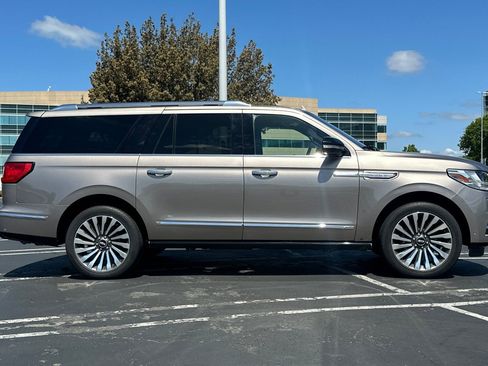 Used 2019 Lincoln Navigator L Reserve image 3