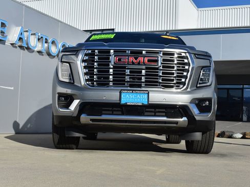 Used 2025 GMC Yukon Denali w/ Sun & Power Step Package image 2