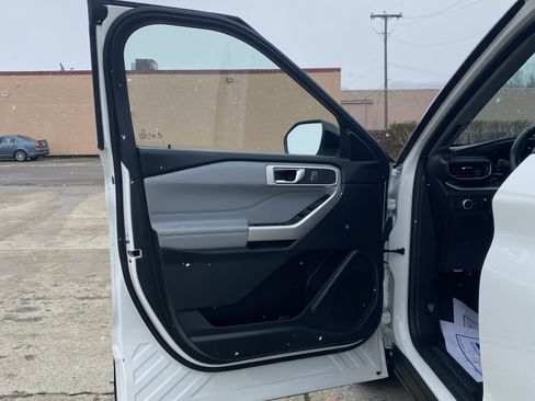 Used 2022 Ford Explorer XLT w/ Equipment Group 202A image 3