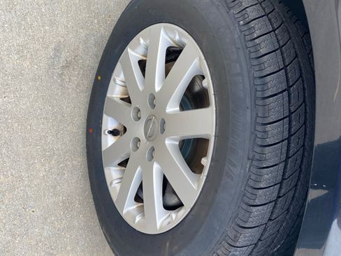 Used 2013 Chrysler Town & Country Touring image 11