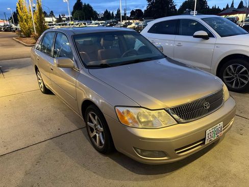 Used 2000 Toyota Avalon XLS w/ Option Pkg 7 FWD image 2