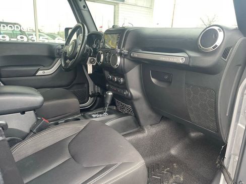 Used 2018 Jeep Wrangler Unlimited Sahara w/ Connectivity Group image 10