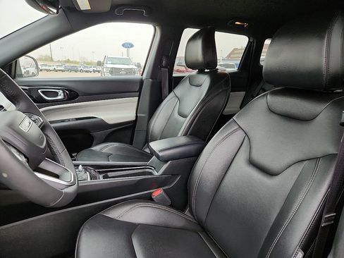 Used 2025 Jeep Compass Limited image 7