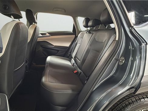 Certified 2025 Volkswagen Taos SE image 32