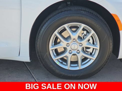 New 2027 Chrysler Pacifica Select FWD image 40