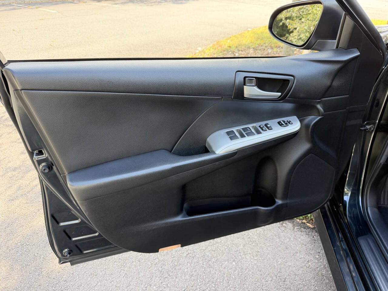 Used 2012 Toyota Camry SE w/ Leather Pkg FWD image 10