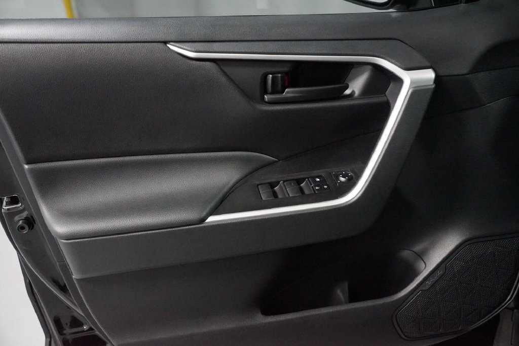 Certified 2025 Toyota RAV4 LE FWD image 28