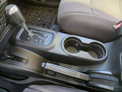 Used 2018 Jeep Wrangler Unlimited Sahara image 14