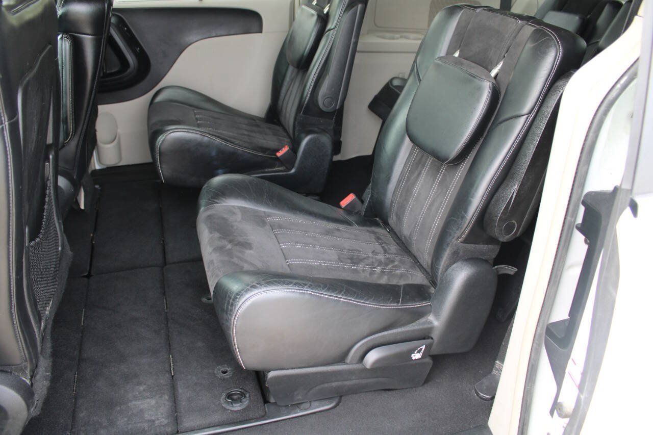Used 2014 Chrysler Town & Country Touring-L FWD image 9