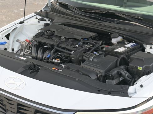 Used 2024 Hyundai Elantra SE FWD image 8
