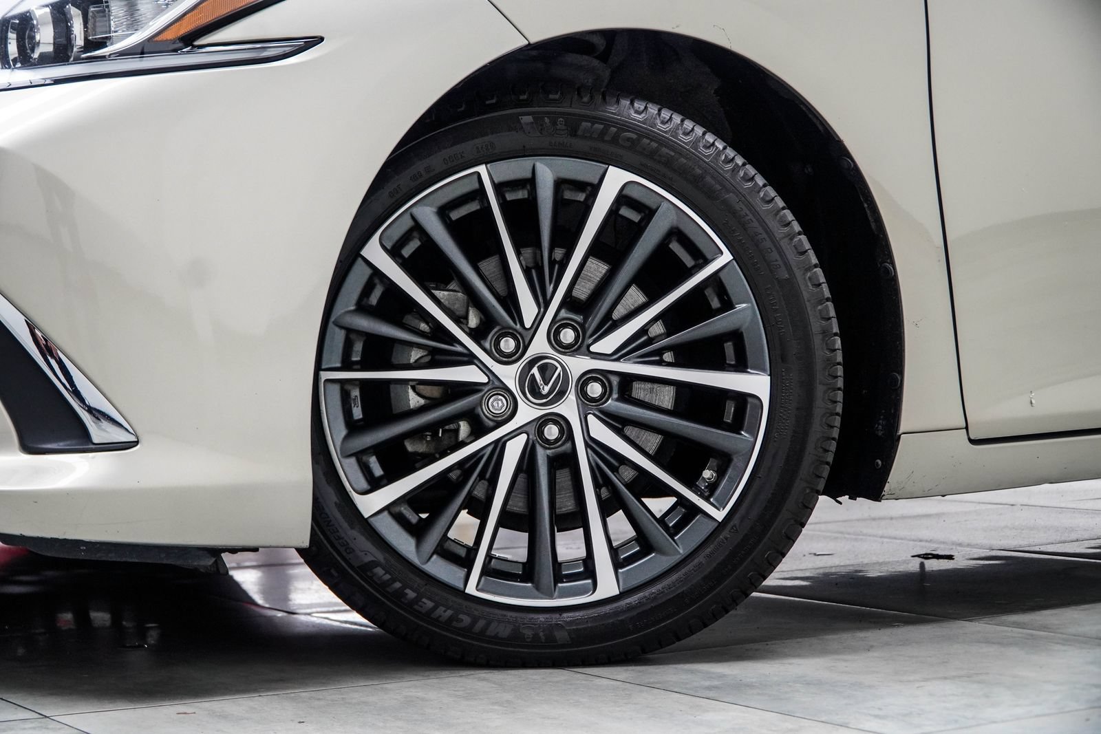 Used 2023 Lexus ES 350 w/ Premium Package FWD image 5