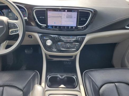 Used 2021 Chrysler Pacifica Limited AWD/4WD image 31