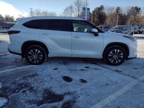 Used 2023 Toyota Highlander XLE image 9