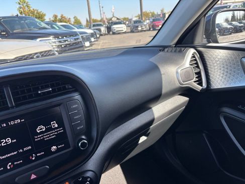 Used 2025 Kia Soul LX w/ LX Technology Package FWD image 32