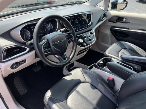 Used 2024 Chrysler Pacifica Touring-L FWD image 25