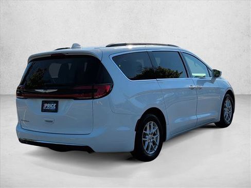 Used 2022 Chrysler Pacifica Touring-L FWD image 5