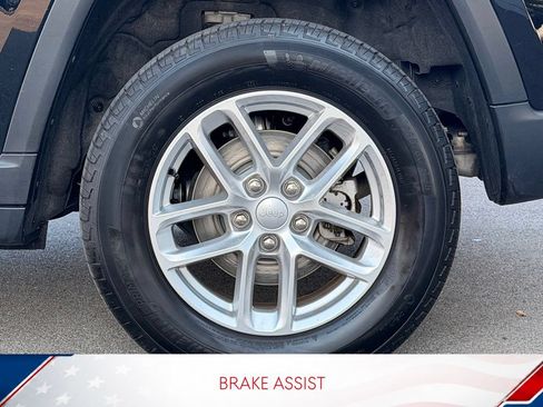 Used 2024 Jeep Grand Cherokee Laredo X AWD/4WD image 8