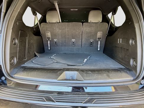 Used 2024 Chevrolet Suburban LT RWD image 28