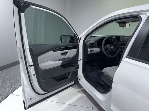 Used 2023 Honda Pilot LX image 7