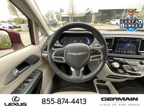 Used 2018 Chrysler Pacifica Touring-L FWD image 16